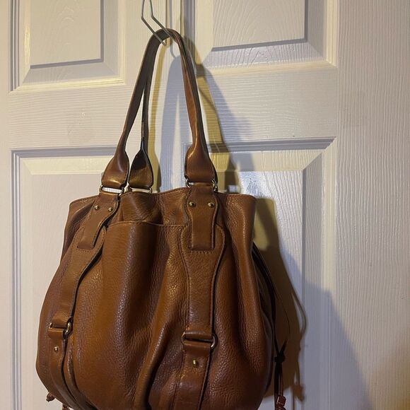 Michael Kors Brown Leather Medium bucket style shoulder bag gold tone Hardwares. - Picture 3 of 16